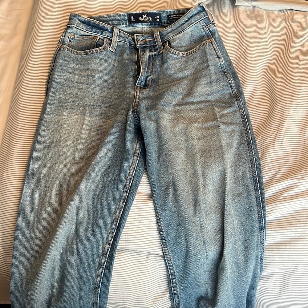 Hollister Ultra high rise mom jean size 25